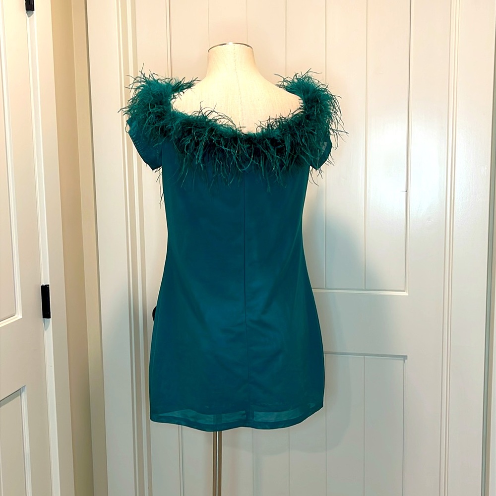 AKIRA Size 1X NWT Cold Shoulder Mesh Dress with Feather Detailing Emerald Green - Picture 4 of 10